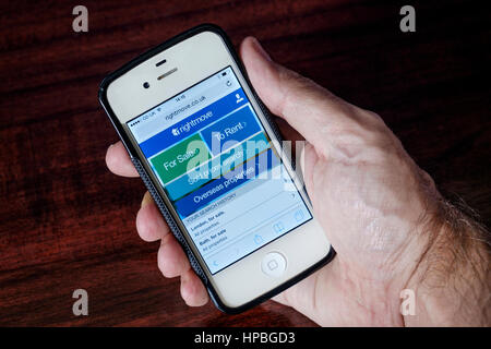 Die Online-Immobilien-Website Rightmove ist abgebildet auf einem Iphone Handy angezeigt wird. Stockfoto