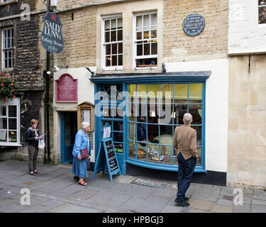 Touristen besuchen Bad außerhalb Sally Lunn Teehaus abgebildet sind, das Gebäude ist auch das älteste Haus in Bad Stockfoto