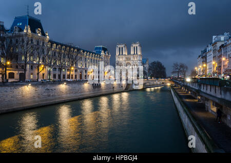 Notre-Dame de Paris und Seine Fluss zur blauen Stunde Stockfoto