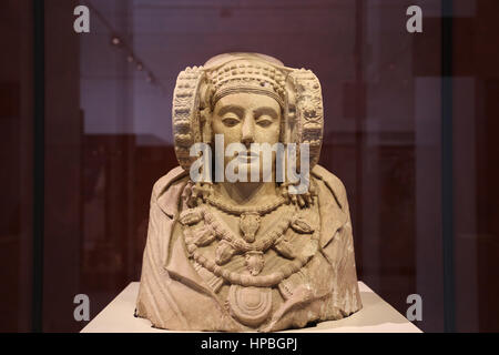 Dame von Elche. Begräbnis-Urne. 4. Jh.V.Chr. Von l'Alcudia. Iberische Skulptur. Frau trägt einen komplexen Kopfschmuck und Rad-ähnliche Großspulen. Nationalen Stockfoto