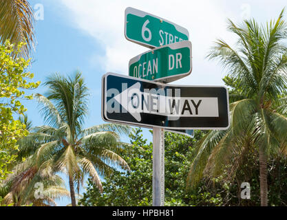 Das Zeichen zeigt 6. Sreet und berühmten Ocean Drive Kreuzung in Miami Beach (Florida). Stockfoto