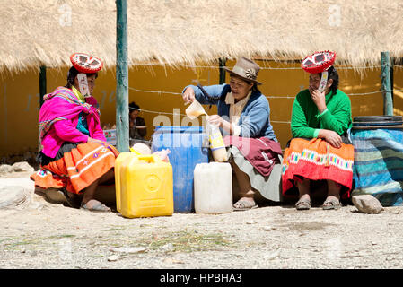 Indigene Frauen verkaufen Chicha (fermentierte Maisbier) auf dem Markt in der Quechua-Gemeinschaft von Patacancha. 21. Oktober 2012 - Patacancha, Ollantaytam Stockfoto