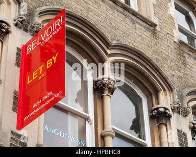 Freie Büros lassen Zeichen über Einzelhandel Räumlichkeiten Stockfoto