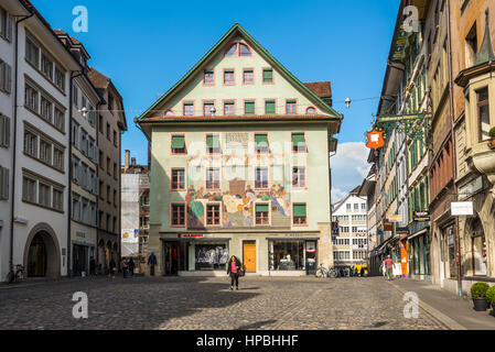 Luzern, Schweiz - 24. Mai 2016: Architektur der Stadt Luzern. Die malerische Weinmarkt in Luzern, Schweiz. Es gibt einen Bereich-Markt jeden ersten SA Stockfoto