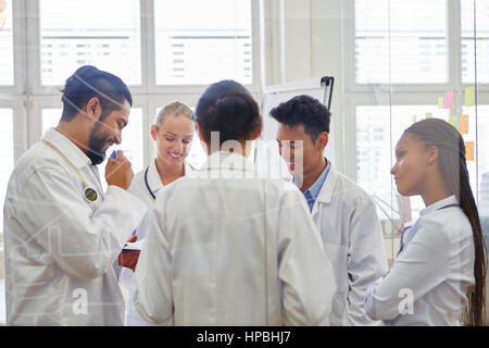 Ärzte in der medizinischen Ausbildung kooperieren und lernen als team Stockfoto