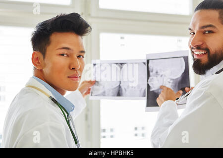 Zwei Ärzte als zuständigen Radiologen besprechen Röntgenbild diagnostizieren Stockfoto