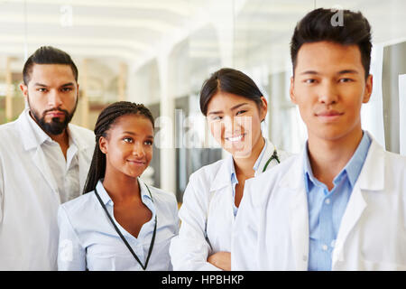 Interracial Gruppe von Ärzten als Team an der medical clinic Stockfoto