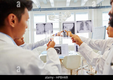 Radiologen Röntgenaufnahmen zusammen zu diskutieren und zu analysieren Stockfoto