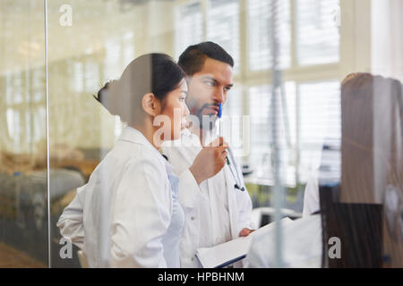 Arzt und Krankenschwester bei der Erfüllung der Zusammenarbeit als Team im Krankenhaus seminar Stockfoto
