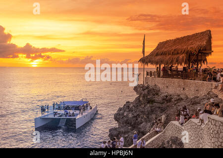 Ricks Cafe Open-Air bar, zappelt Aussichtspunkt am Sonnenuntergang, Katamaran, Nachtleben, Negril Jamaika, Stockfoto