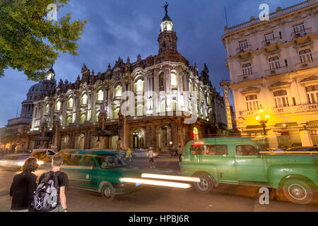 Gran Teatro De La Habana, Oper, Hotel Inglaterra, Paseo de Marti, Oldtimer, Verkehr, Twilight, Havanna, Kuba Stockfoto