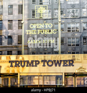 Trump Tower, goldene Ortseingangsschild, Fith Avenue, Donald Trump, New York City, Vereinigte Staaten von Amerika Stockfoto