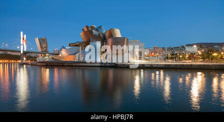 Panorama von Guggenheim Museum Bilbao, Museum für moderne und zeitgenössische Kunst, Architekt Frank Gehry, Fluss Nervion, Bilbao, Baskenland, Spanien (e Stockfoto