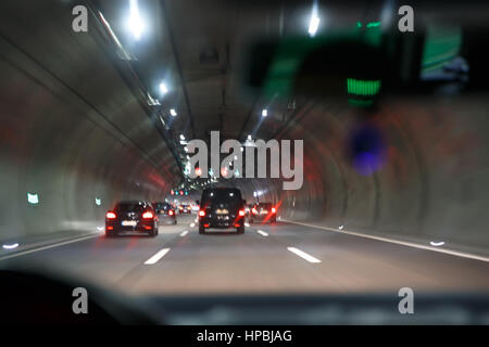 Auto fahren durch Tunnel; Autobahntunnel in der Nacht Stockfoto