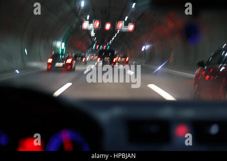 Auto fahren durch Tunnel; Autobahntunnel in der Nacht Stockfoto