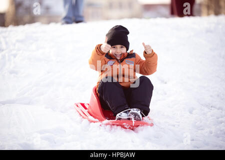 Kind junge Daumen aufgeben, spielen und Lachen auf verschneiten Winterspaziergang in der Natur. Frost Wintersaison. Stockfoto