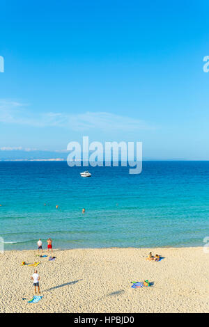 Der Strand Rena BIanca in Santa Teresa Gallura, Sardinien Italien mit der Ostküste von Korsika-Insel im Hintergrund Stockfoto