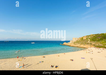 Der Strand Rena BIanca in Santa Teresa Gallura, Sardinien Italien mit der Ostküste von Korsika-Insel im Hintergrund Stockfoto