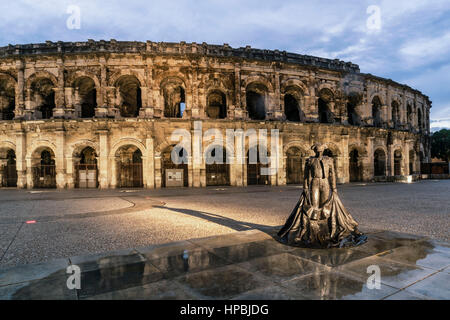 Das römische Amphitheater Arena, Skulptur von Nimeno II, Stierkämpfer, Nimes, Departement Gard, Languedoc-Roussilon, Frankreich Stockfoto