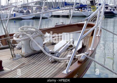 Details des Bogens auf klassischen hölzernen Segelschiff mit Blick auf Hafen im Hintergrund Stockfoto