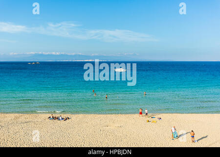 Der Strand Rena BIanca in Santa Teresa Gallura, Sardinien Italien mit der Ostküste von Korsika-Insel im Hintergrund Stockfoto