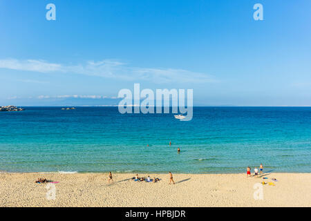 Der Strand Rena BIanca in Santa Teresa Gallura, Sardinien Italien mit der Ostküste von Korsika-Insel im Hintergrund Stockfoto