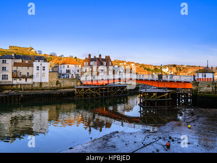 Whitby Bridge über den Fluss ESK, Whitby Harbor, North Yorkshire, England, Großbritannien Stockfoto