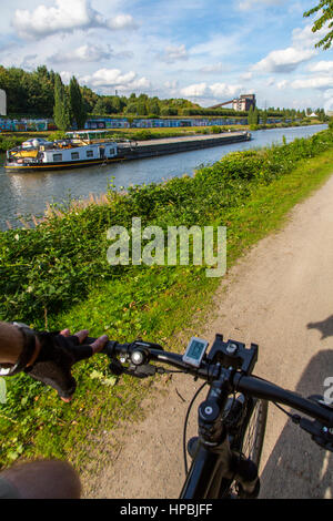 Radfahren entlang der Rhein-Herne-Kanal in Gelsenkirchen, gegenüber dem Nordstern Park, Emscher, Deutschland, Stockfoto