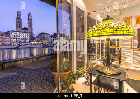 Art-Deco-Shop, Fluss Limmat, Grossmünster, Zürich, Schweiz Stockfoto