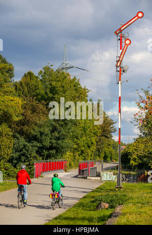 Radfahren entlang der Rheinischen Bahn, Essen, Bestandteil der Radschnellweg Ruhr RS1, Fahrrad-Autobahn durch das Ruhrgebiet, alte Signal auf der ehemaligen Eisenbahn-li Stockfoto