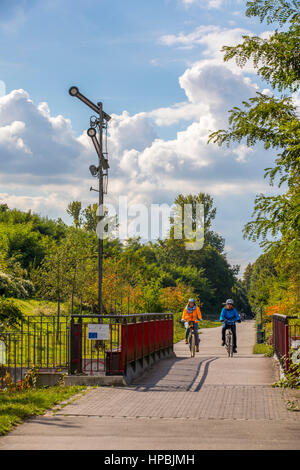 Radfahren entlang der Rheinischen Bahn, Essen, Bestandteil der Radschnellweg Ruhr RS1, Fahrrad-Autobahn durch das Ruhrgebiet, alte Signal auf der ehemaligen Eisenbahn-li Stockfoto