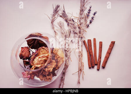 Zimt, Lavendel und getrockneten Rosen - Duft des Sommers. Stockfoto