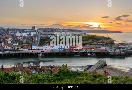 Blick vom Hafen von Whitby und von der East Cliff bei Sonnenuntergang Stockfoto