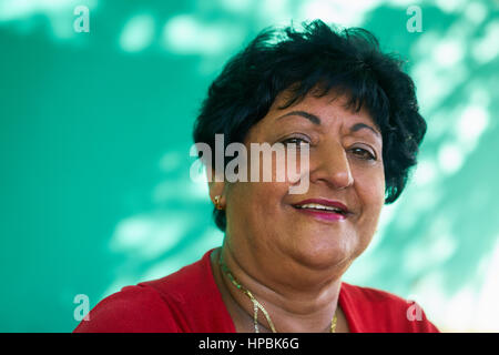 Porträt von wirklich glücklich Kubaner mit Emotionen, Gefühle. Latina senior Dame lächelnd, Blick in die Kamera. Aktiv im Ruhestand ältere Großmutter. Stockfoto