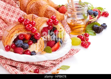 Frische Croissants mit Früchten. Isoliert auf weißem Hintergrund Stockfoto