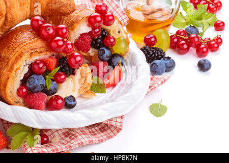 Frische Croissants mit Früchten. Isoliert auf weißem Hintergrund Stockfoto