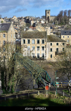 Mit Blick auf zentrale Barnard Castle, County Durham, von oberhalb des Flusses Tees und Thorngate Steg Stockfoto