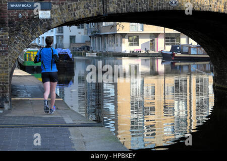 Rückseite des Jogger unter Wharf Road Bridge City Becken verlaufende Kanal in Islington, East London E1 England UK KATHY DEWITT Stockfoto