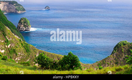 Küste, Thousand Island, in der Nähe von Manta Bay oder Kelingking Strand auf Nusa Penida Insel, Bali, Indonesien Stockfoto