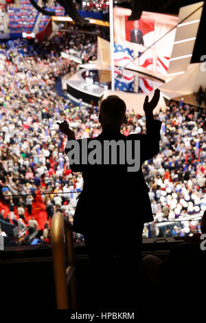 Ein Mann begrüßt während Vereinigte Staaten Senator von Texas Ted Cruz in der Republican National Convention am 20. Juli 2016 spricht. Cleveland, Ohio, Vereinigte Stockfoto