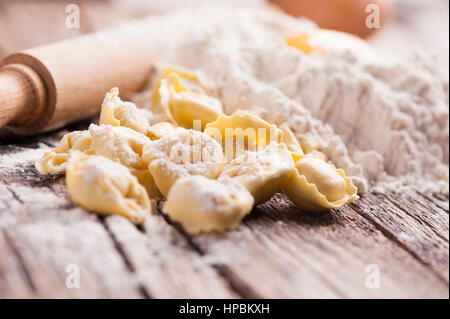 Rohe Tortellini auf rustikalen Holztisch Stockfoto