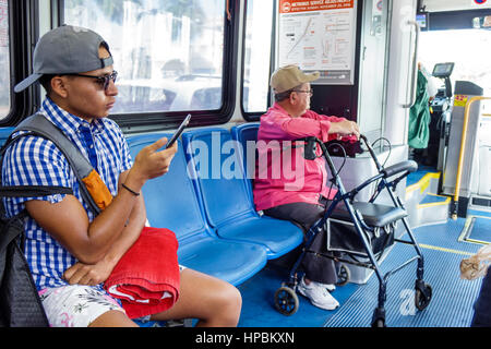 Miami Beach Florida, Metrobus, South Beach Local, Passagiere Reiter Reiter, Hispanic Mann Männer männlich, junge Erwachsene, Senioren Bürger, sitzen Stockfoto