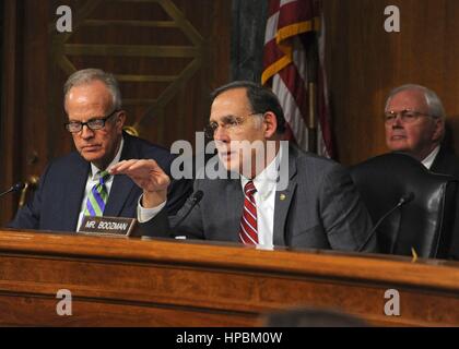 US-Senator John Boozman, Arkansas und Umgebung: eine Frage von Dr. David Shulkin während der Anhörungen im Senat Veterans Affairs Ausschuss 1. Februar 2017 in Washington, DC. Shulkin wurde zum neuen Leiter der Veterans Affairs Verwaltung einstimmig bestätigt. Stockfoto