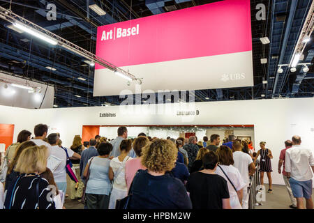 Miami Beach, Florida, Convention Center, Art Basel, Kunstmesse, Ausstellungsausstellung, Ausstellungskollektion, Innenbereich, Eingang zur Halle, lange Schlange, Schlange, Mann, Männer, Frau, Frau, Frau Stockfoto