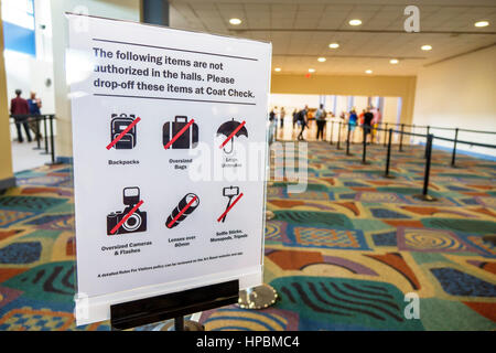 Miami Beach Florida, Convention Center, innen, Mantel Check, Schild, verbotene Gegenstände, Regeln, keine Rucksäcke, übergroße Kamera, Objektiv, Selfie-Stick, Taschen, FL161 Stockfoto