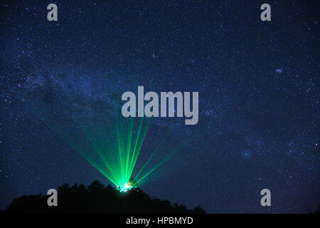 Milchstraße über die Sternwarte Stockfoto