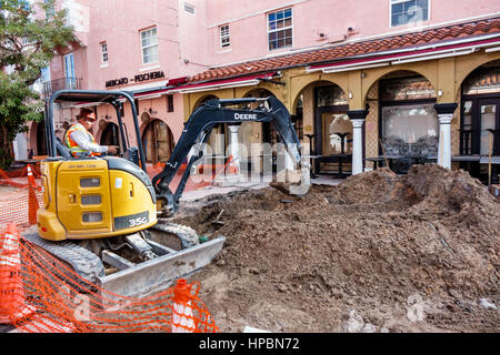 Florida South, Miami Beach, Espanola Way, historisches Preservation District, öffentliche Arbeiten, Straßenbau, John Deere 35G, Bagger, Graben, Ausgraben, har Stockfoto