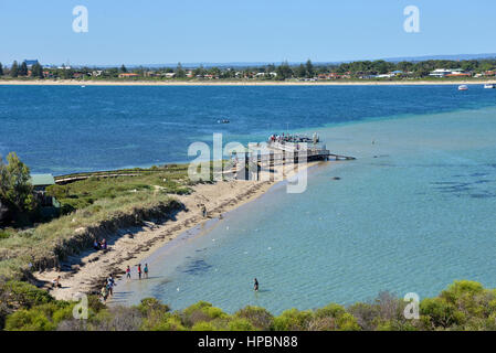 Penguin Island Beach und Holzsteg in Rockingham, Western Australia. Rockingham Sicherheit Bay Beach auf dem Hintergrund Stockfoto