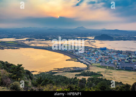 Jeju Stadt Skyline beim Sonnenuntergang Blick vom Seongsan Ilchulbong, Insel Jeju, Südkorea Stockfoto