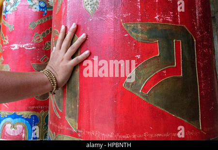 Hand aufs Gebetsmühle im Tempel Stockfoto